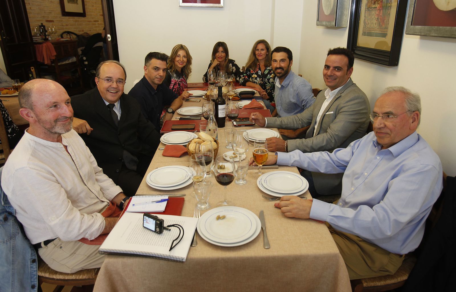 Alfonso Guerra presidió en El Rinconcillo la reunión del jurado de relatos Ciudad de Sevilla.
