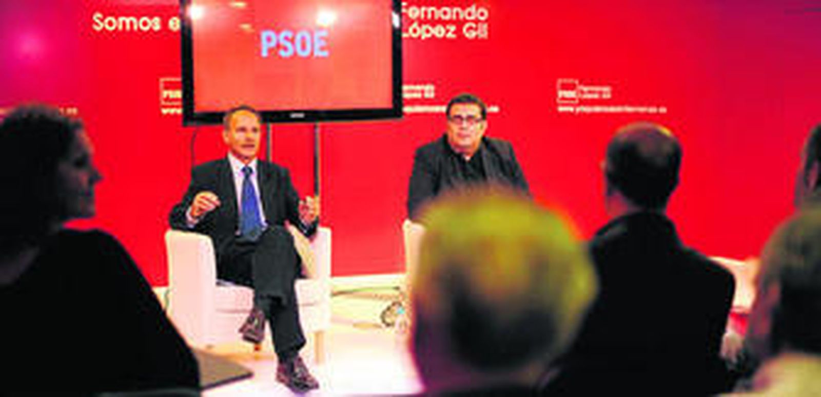 De la Encina (i.), junto a Jaime Armario, ante colectivos vecinales y militantes de San Fernando.