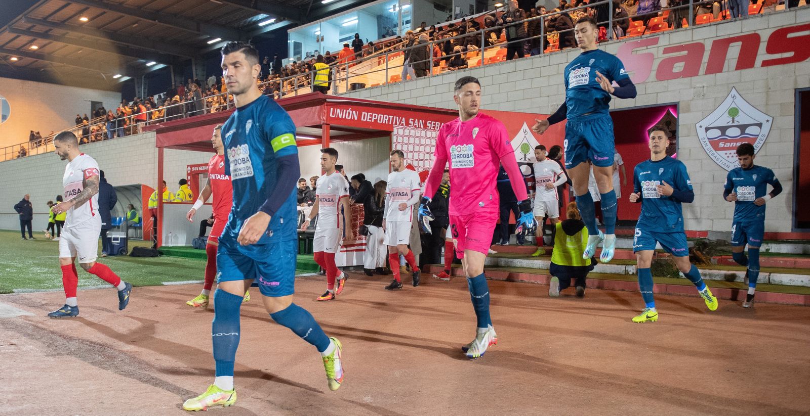 Willy encabeza la salida del Córdoba CF al césped del Nuevo Matapiñonera de San Sebastián de los Reyes.