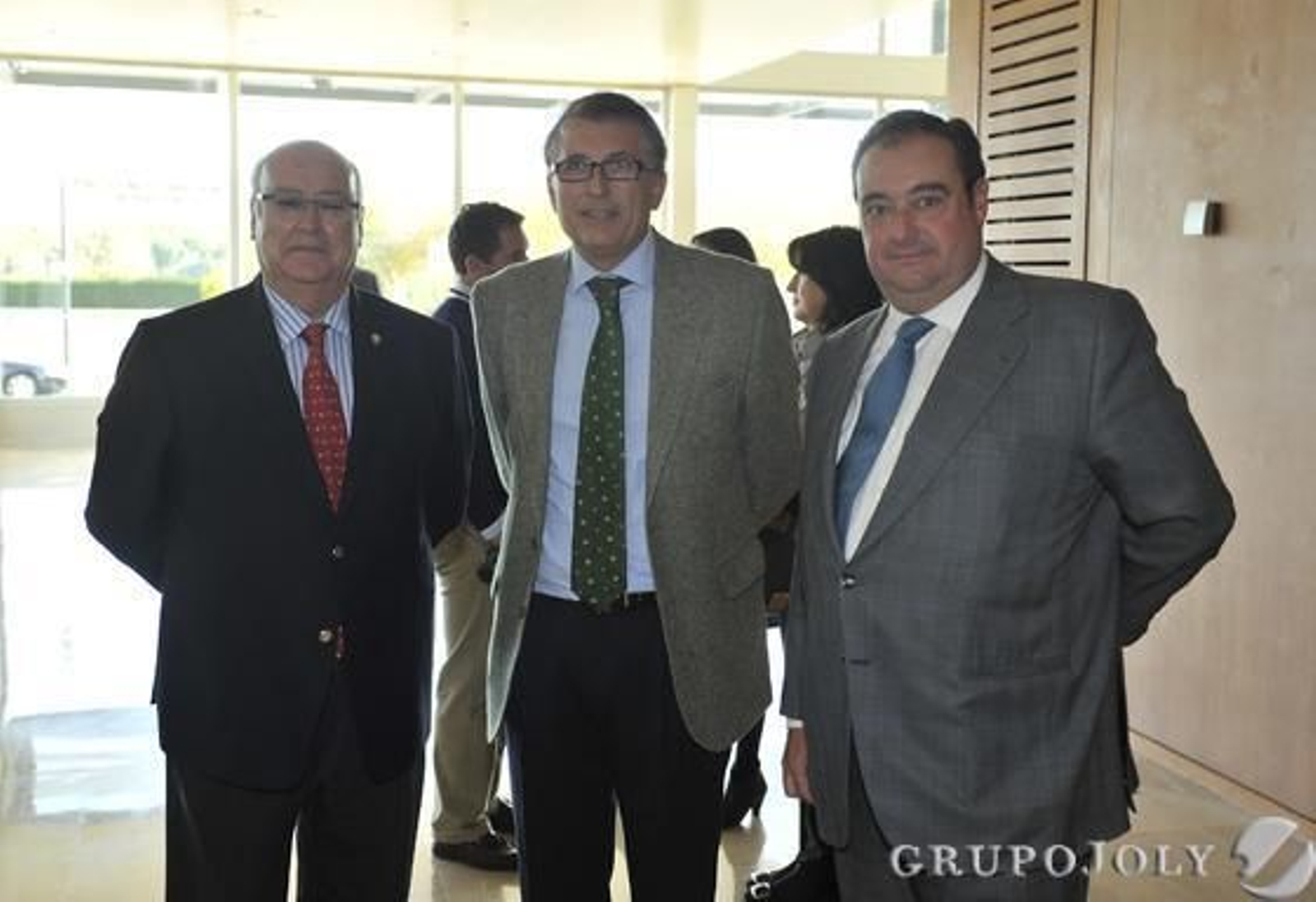 Manuel Fuentes, presidente del Colegio de Farmacéuticos de Granada; Felipe Trigo, presidente del Colegio de Cádiz, y Tomás Valiente, director general del Grupo Joly. / Juan Carlos Vázquez