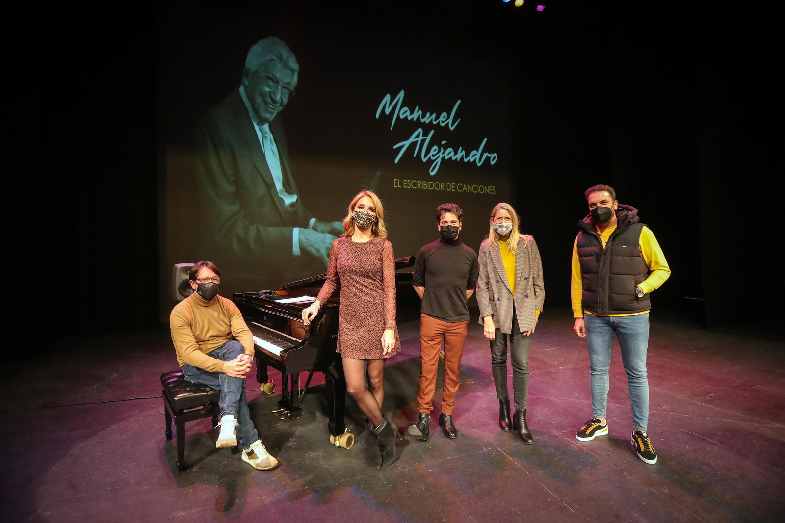 David DeMaría, Jesús Méndez y el pianista Jesús Lavilla, ayer el Teatro Villamarta con las hijas de Manuel Alejandro en los ensayos. David DeMaría, Jesús Méndez y el pianista Jesús Lavilla, ayer el Teatro Villamarta con las hijas de Manuel Alejandro en los ensayos.