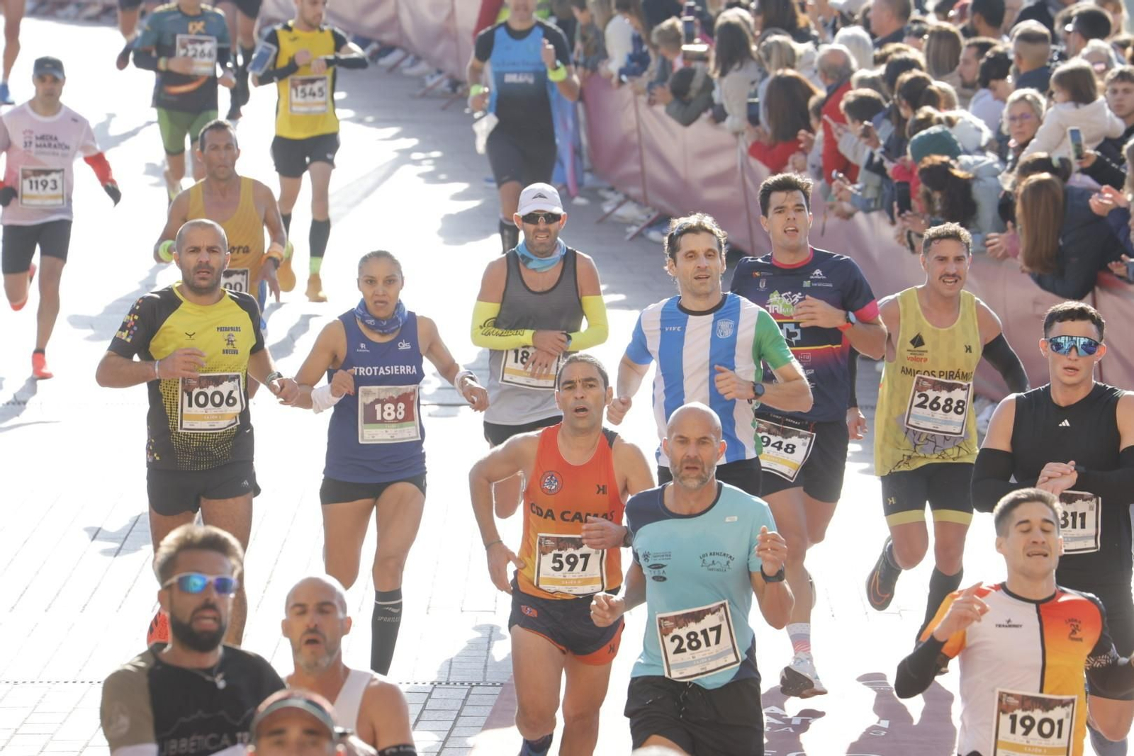 Media Maratón de Córdoba 2023: La gloria de cruzar la Puerta del Puente, en imágenes