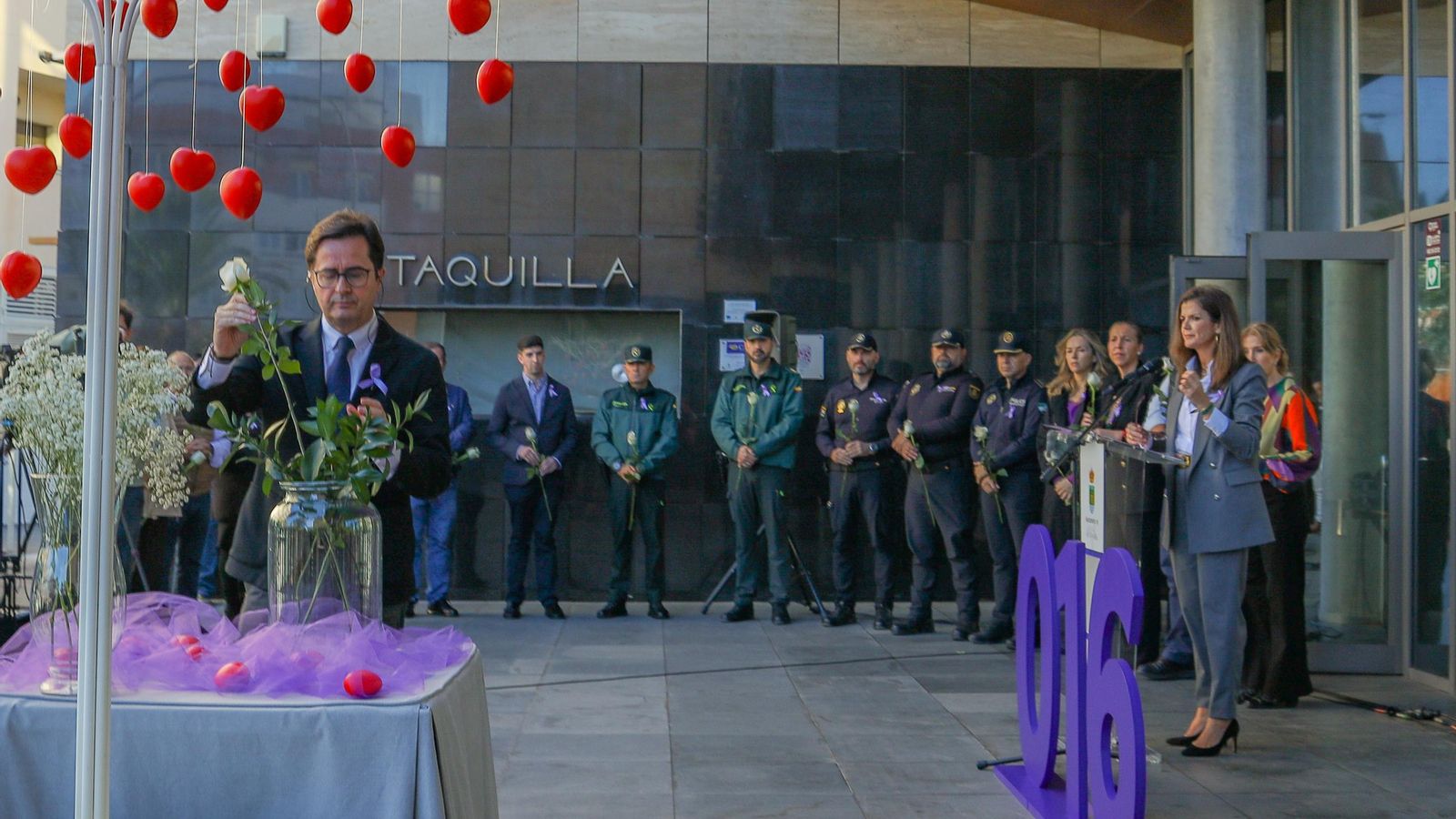 El alcalde Francisco Góngora colocando una rosa en recuerdo de las víctimas de este año.