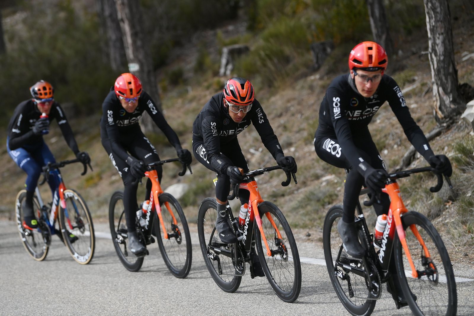 Carlos Rodríguez primero del grupo de tres ciclistas del Ineos no lo pasó bien en la París Niza.