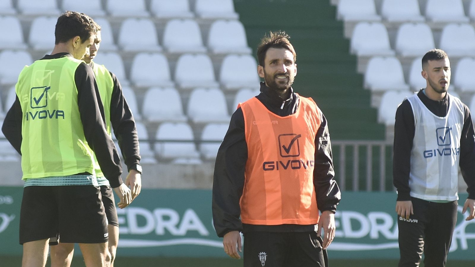 Álex Bernal, durante el entrenamiento, junto a Toni Arranz, Adrián Fuentes y Puga.