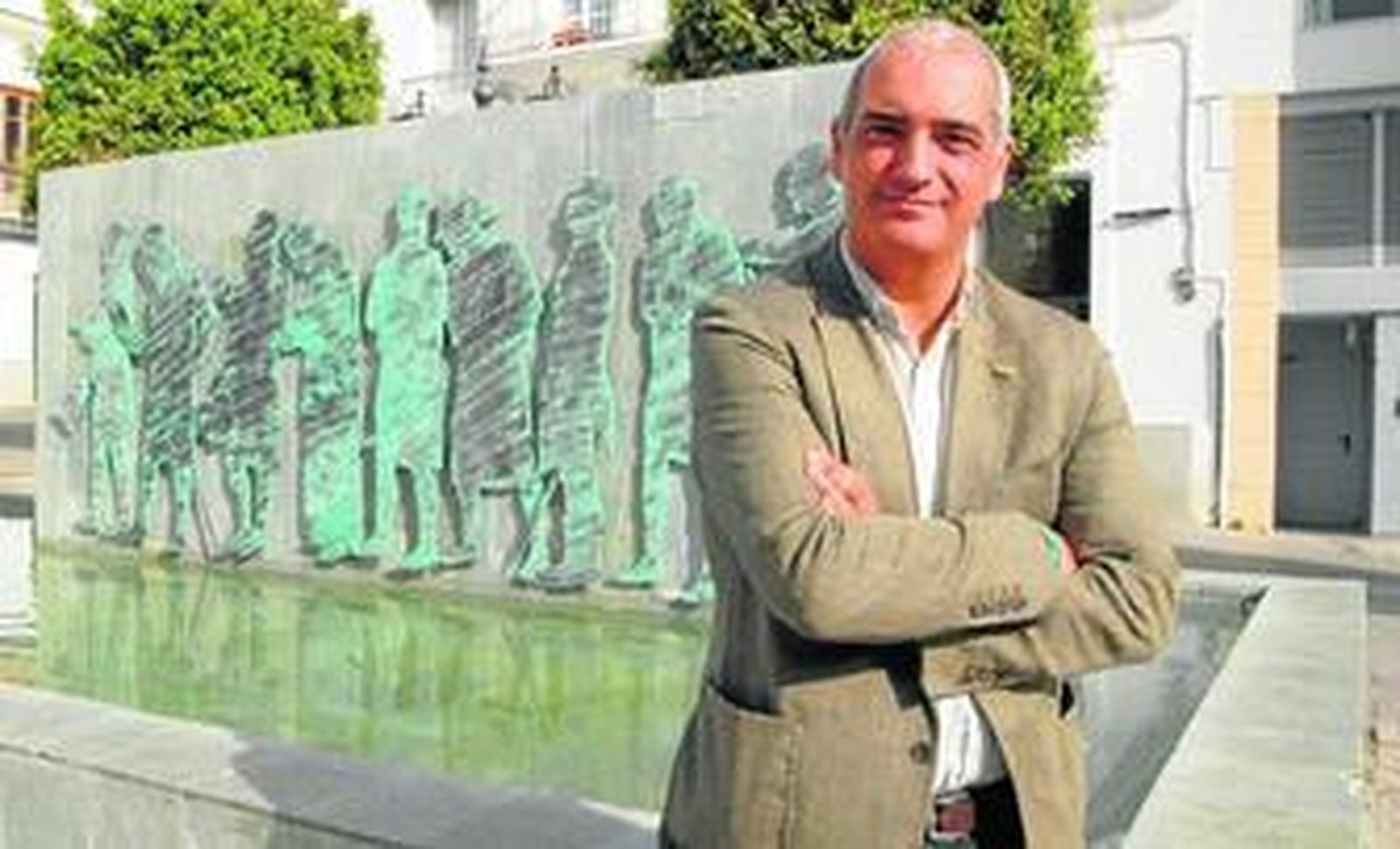 Antonio Jesús Ruiz Aguilar, fotografiado ayer ante el monumento a los diputados de las Cortes Constituyentes de 1810, en San Fernando.