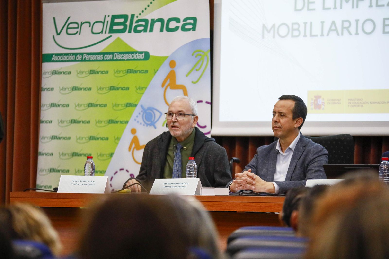 Imágenes de la enterga de certificado de profesionalidad de limpieza de superficies y mobiliarios de VerdiBlanca en la Universidad de Almería