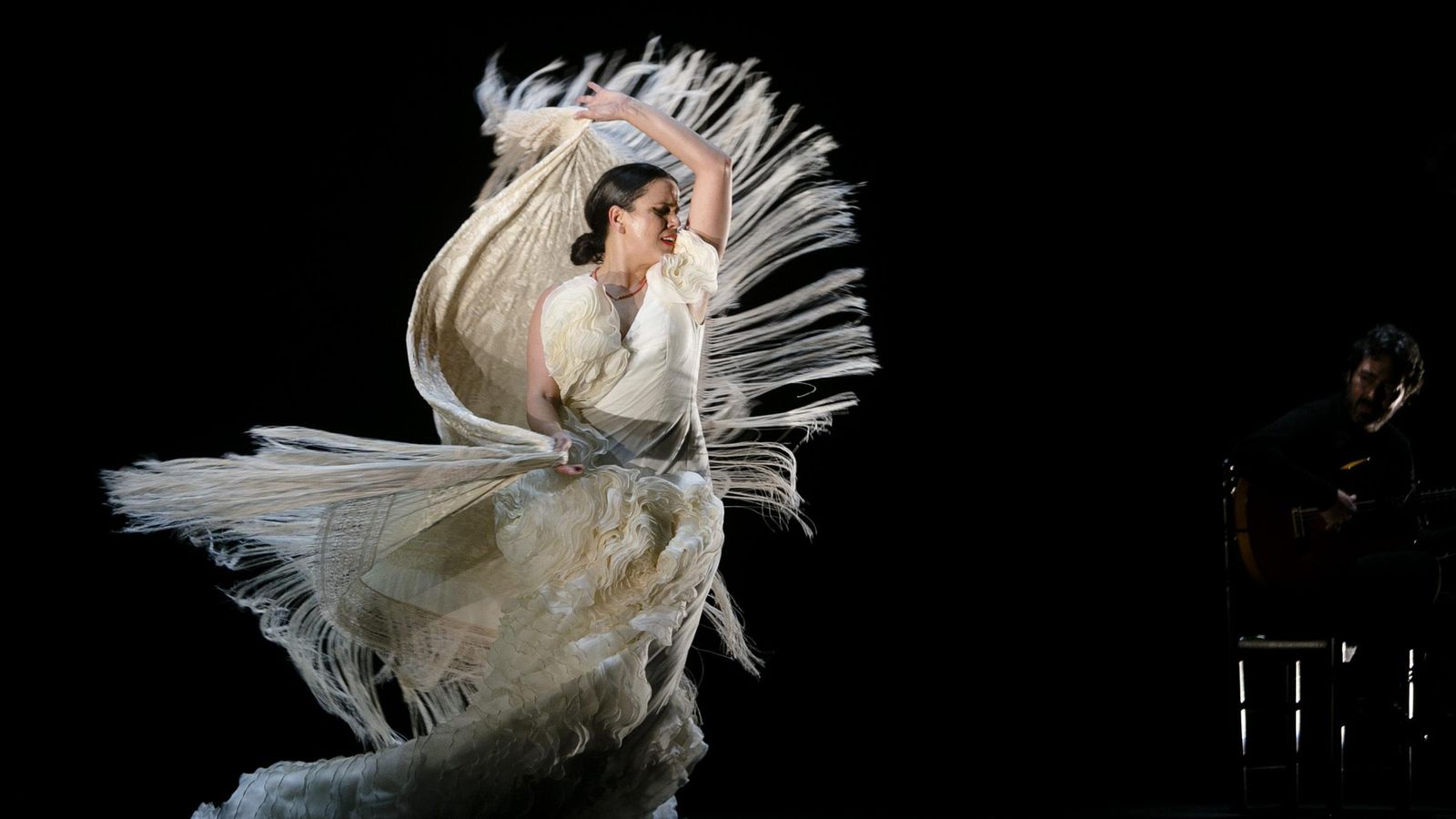 María Moreno, con bata y mantón, en 'More (no) More', en el Gran Teatro Falla.