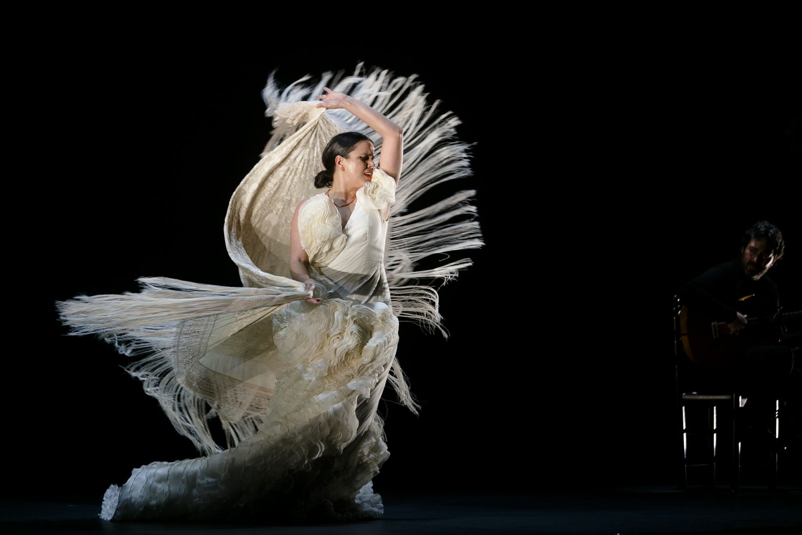 María Moreno, con bata y mantón, en 'More (no) More', en el Gran Teatro Falla.