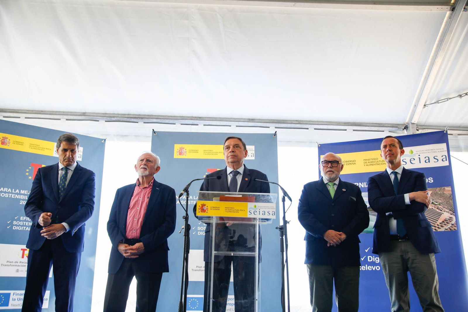 El ministro de Agricultura, Pesca y Alimentación, Luis Planas visita una de las balsas de la CUNC, en imágenes