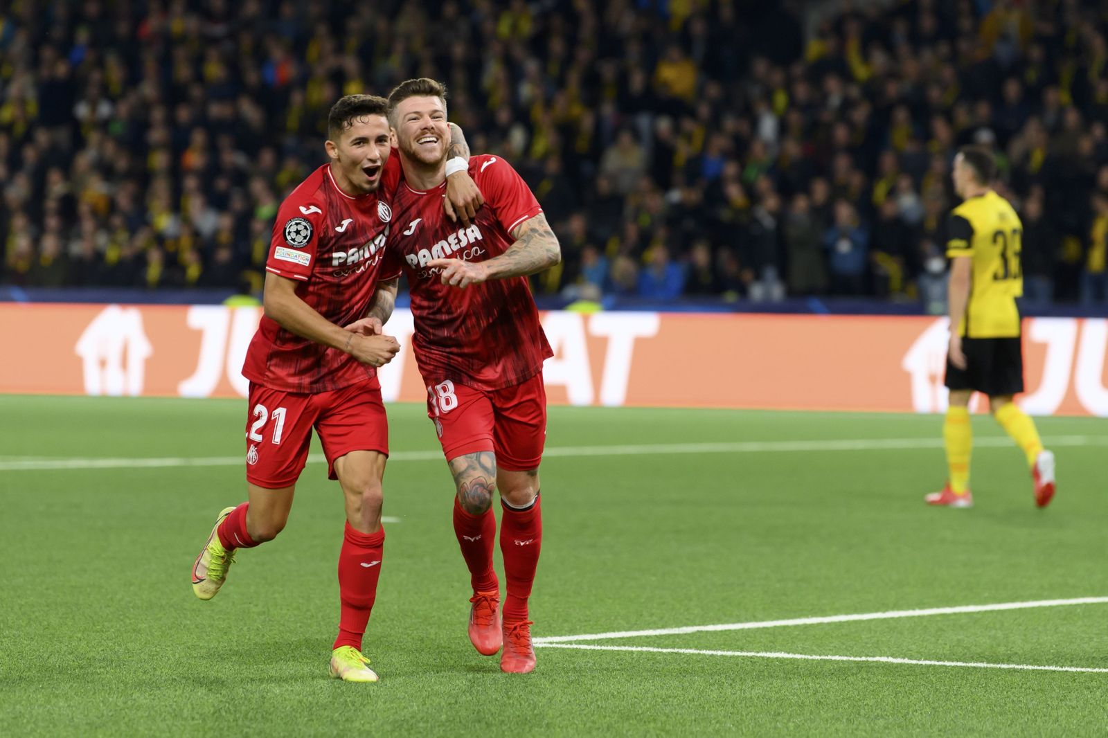Los jugadores del Villarreal celebran un gol ante el Young Boys