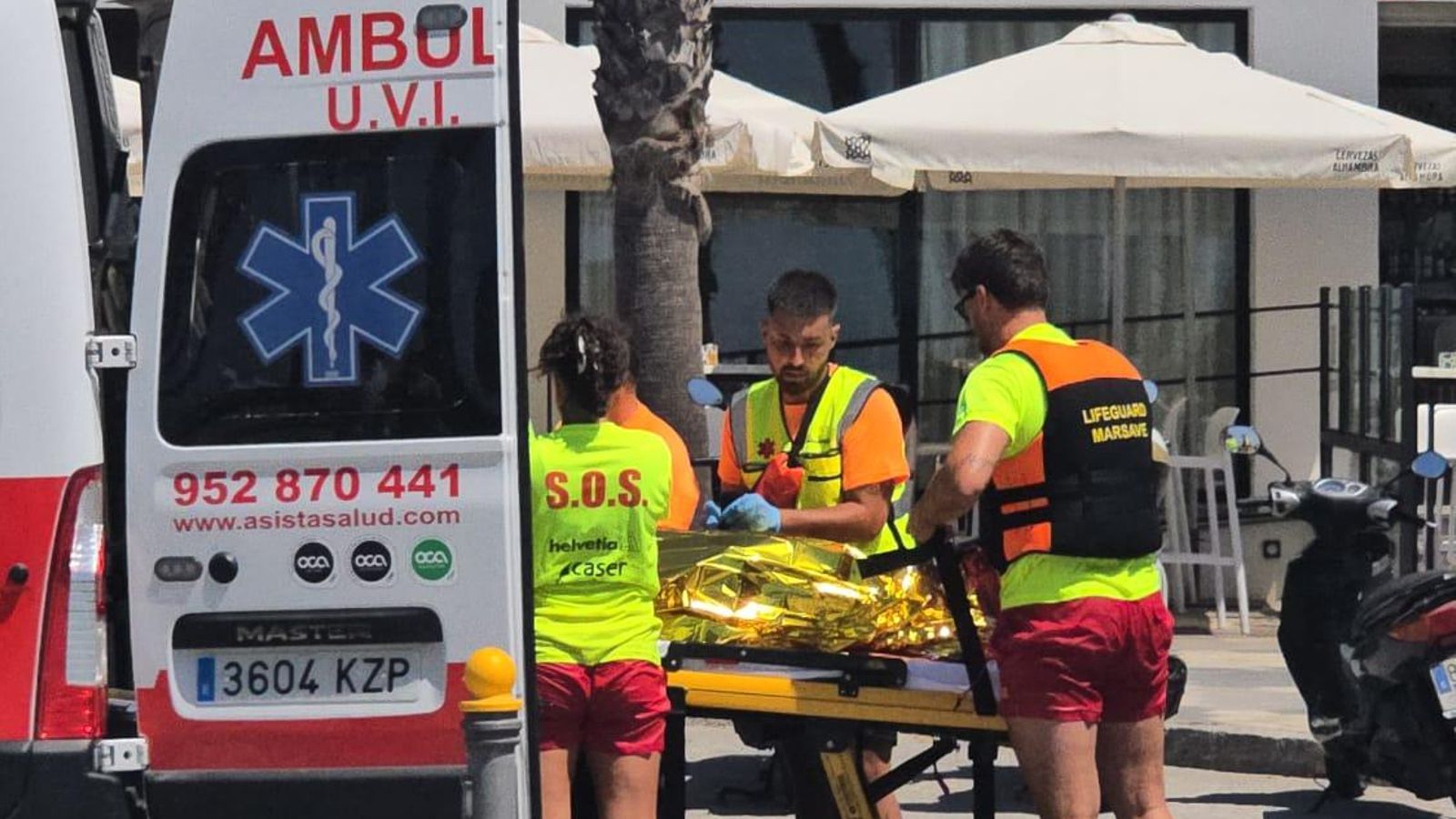 El equipo de socorristas de Almuñécar atienden a una joven durante un simulacro en la playa Puerta del Mar