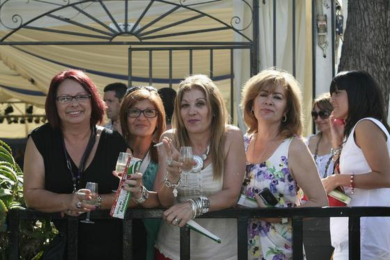 Cuatro amigas en el corralito de una caseta, la única zona habilitada para fumar.

Foto: Vanessa Perez