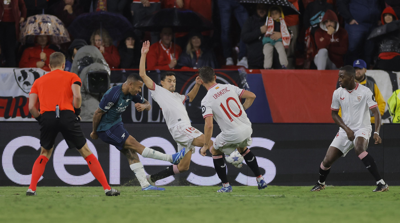 Gabriel Jesús remata para anotar el cero a dos.