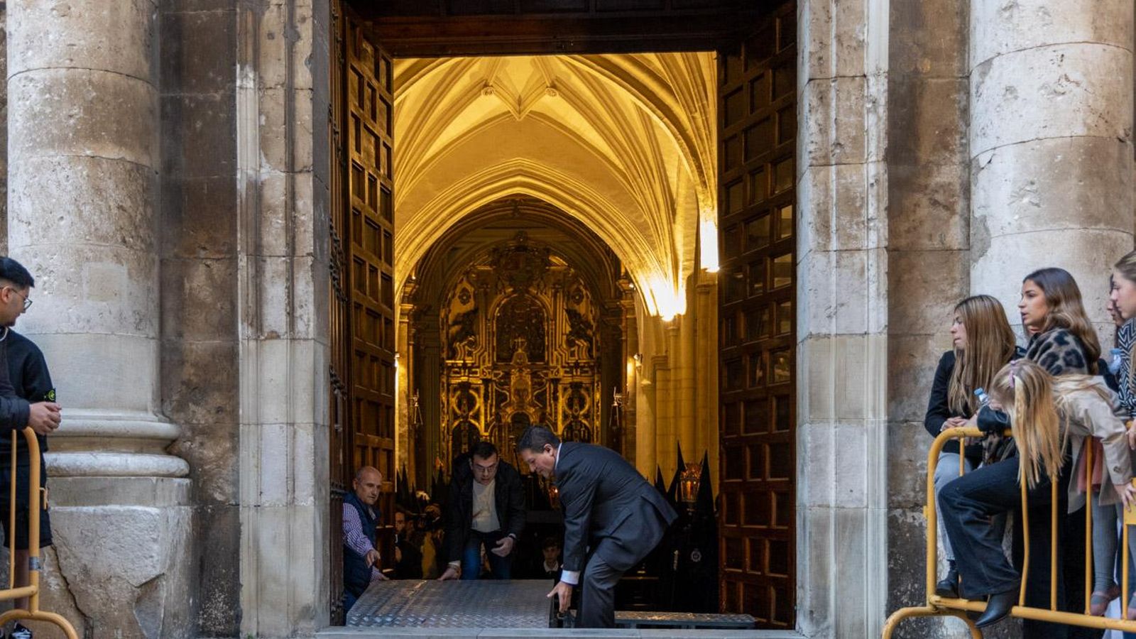 Luto y duelo en la noche del Viernes Santo, en imágenes