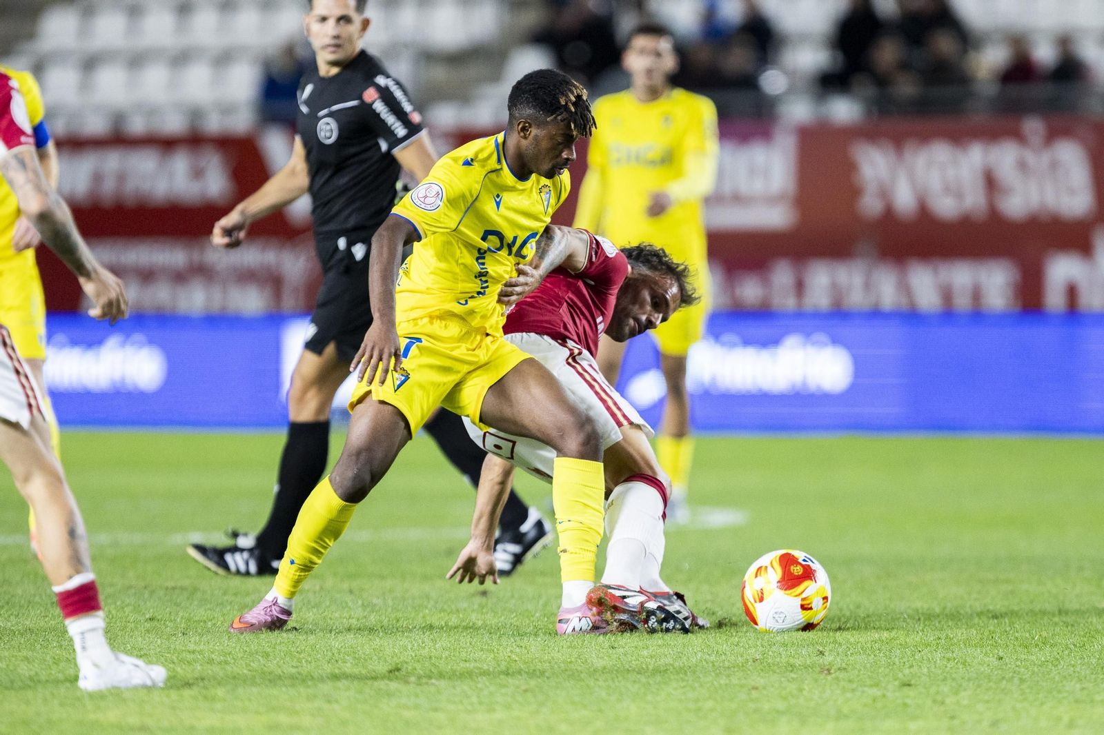 Efe Aghama durante el Murcia-Cádiz.