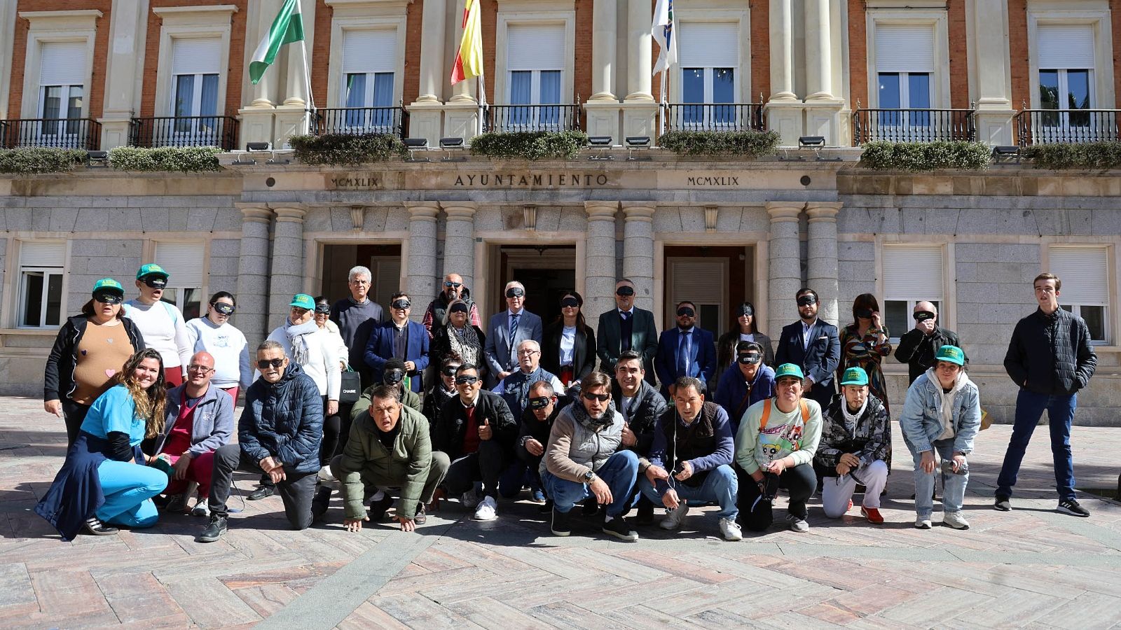 Fin del 'Paseo a ciegas' en el Ayuntamiento de Huelva.