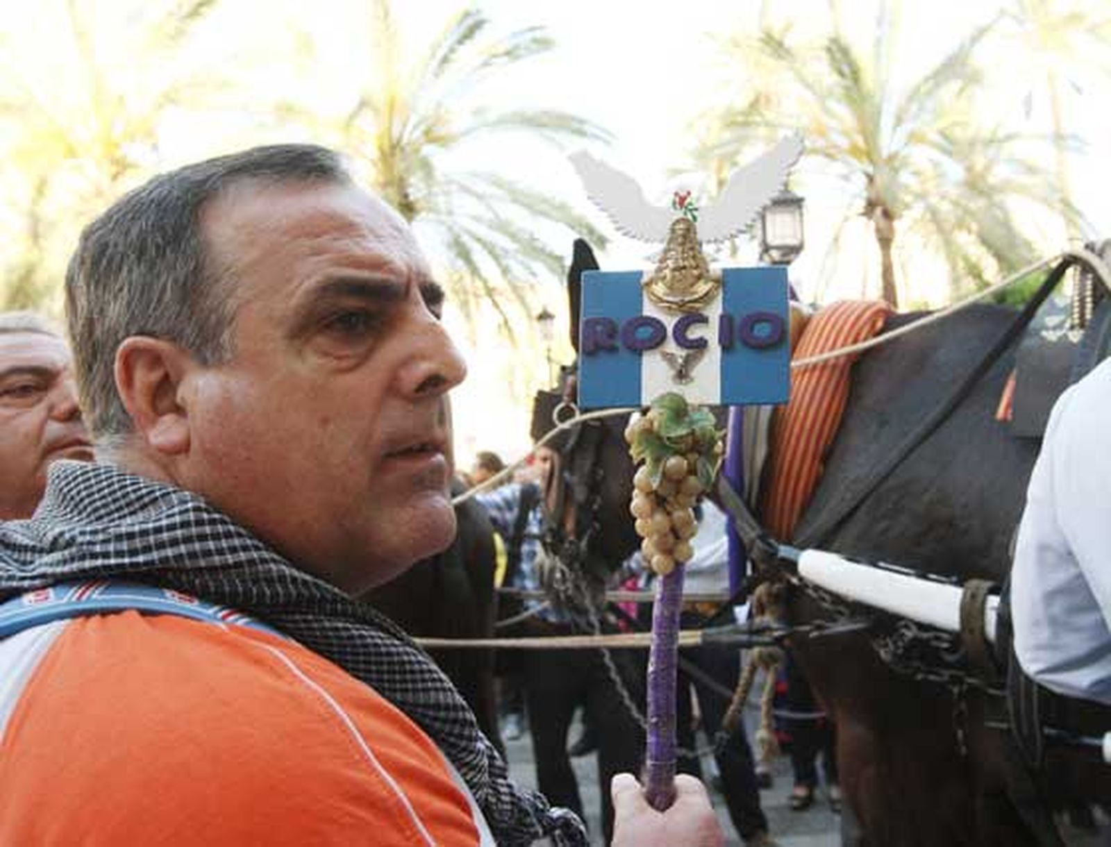 La hermandad rociera, tras asistir a la misa de romeros en Santo Domingo, coloca el Simpecado de Jerez en la carreta e inicia el camino hacia la aldea de El Rocío

Foto: Juan Carlos Toro