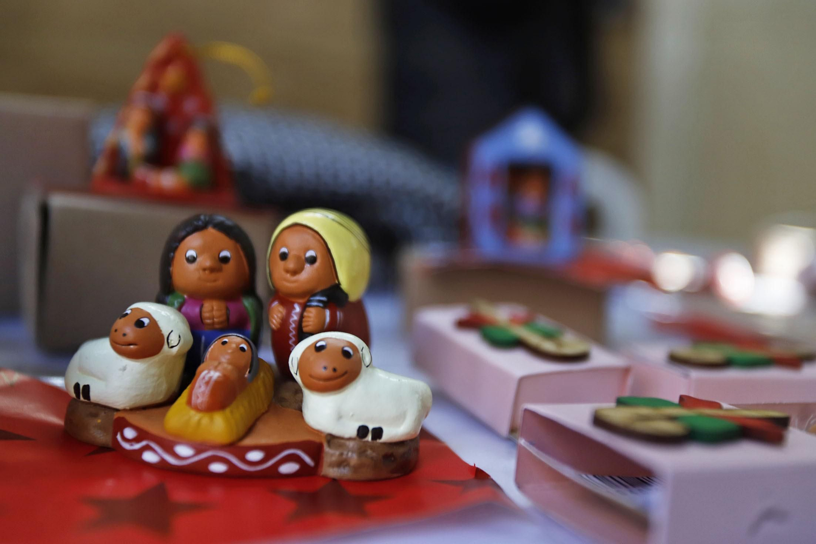 Imágenes del Mercadillo Solidario Navideño en la Diputación de Huelva