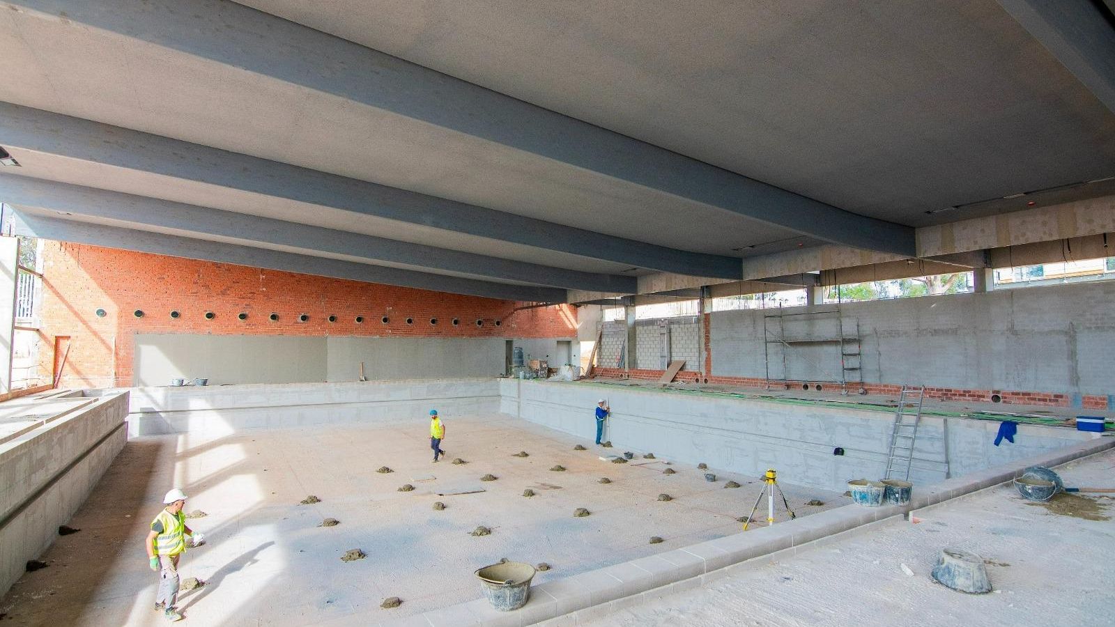 Obras en la piscina de la Ciudad Deportiva de Huelva, este viernes.
