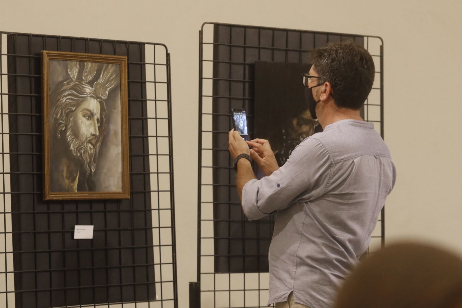 Un visitante fotografía una de las obras expuestas.