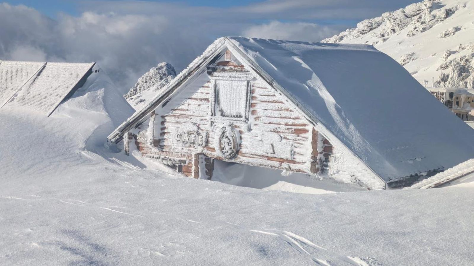 Un establecimiento sepultado por la nieve en la Hoya de la Mora