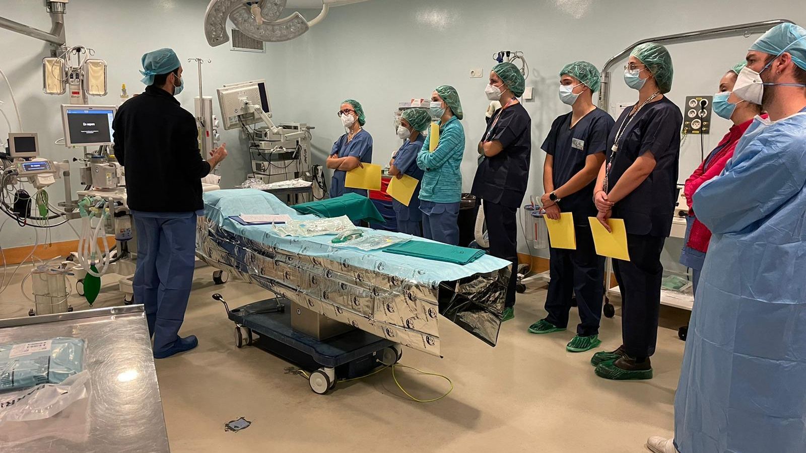 Enfermeros del bloque quirúrgico de Urgencias del Virgen del Rocío durante los talleres prácticos para personal de nueva incorporación.