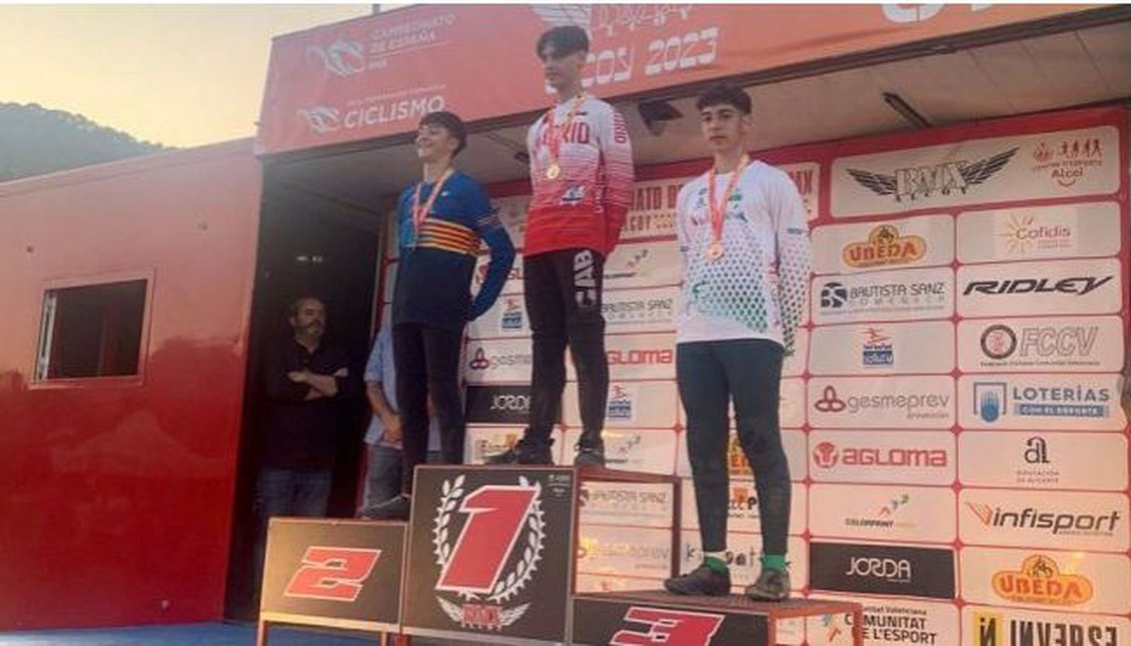 El barreño David Mendoza, a la derecha, en el podio del Campeonato de España