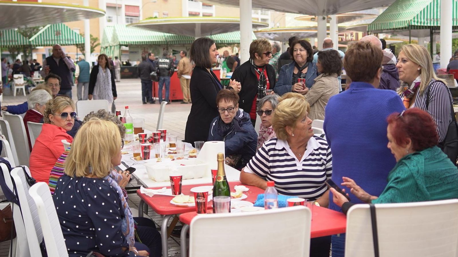 Un grupo de mujeres de una peña durante la comida.
