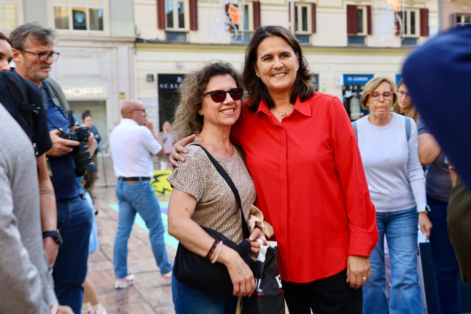 El alcalde De la Torre se anima a jugar con Conchita Martínez en la presentación de la BJKC