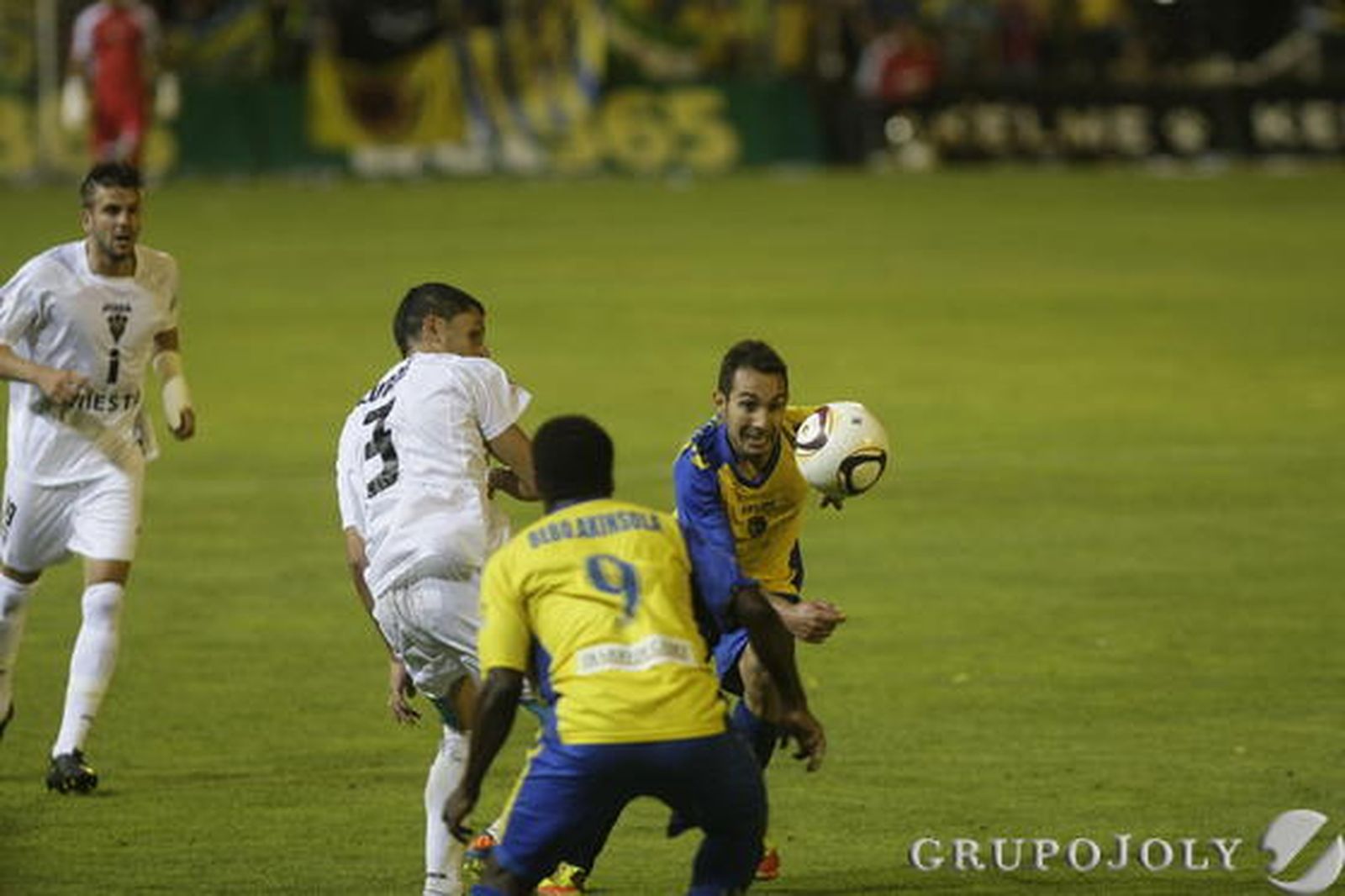 Ferreiro intenta marcharse de Zurdo. 

Foto: Julio Gonzalez