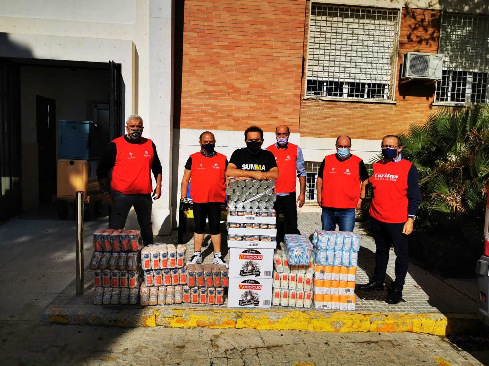 Los voluntarios de la Bolsa de Caridad de la Hermandad de la Santa Vera Cruz, con los alimentos entregados a Cáritas Parroquial de Nuestra Señora del Pilar.