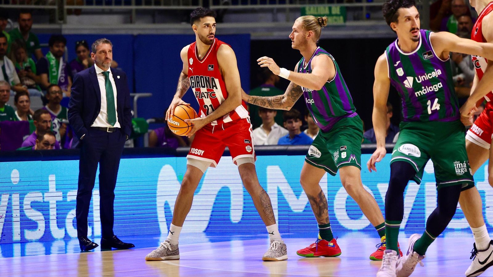 La fiesta previa del Unicaja: Subida de bandera, homenaje a Toñi García, nuevo videomarcador...
