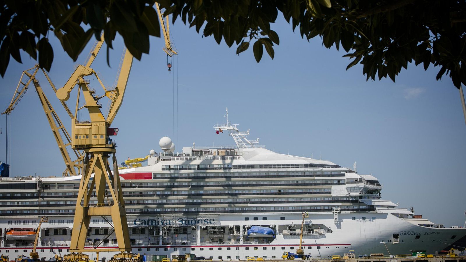El 'Carnival Sunrise' en el dique seco de Navantia Cádiz.