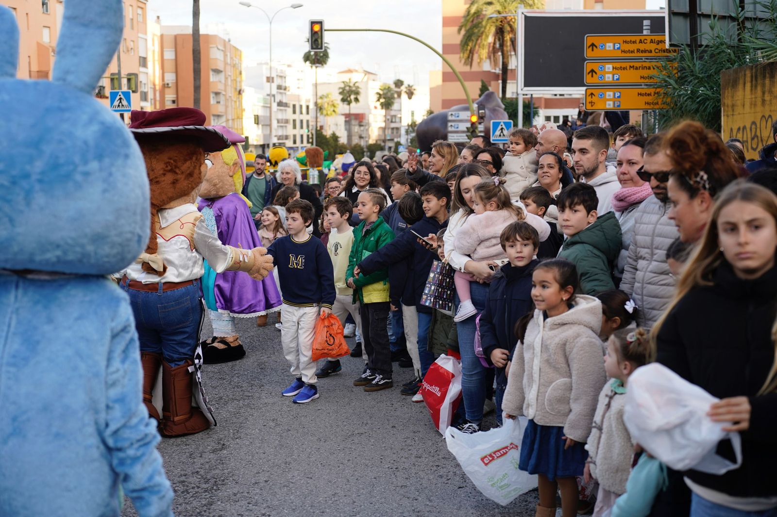 Búscate en las fotos de la cabalgata de Reyes Magos 2026 en Algeciras