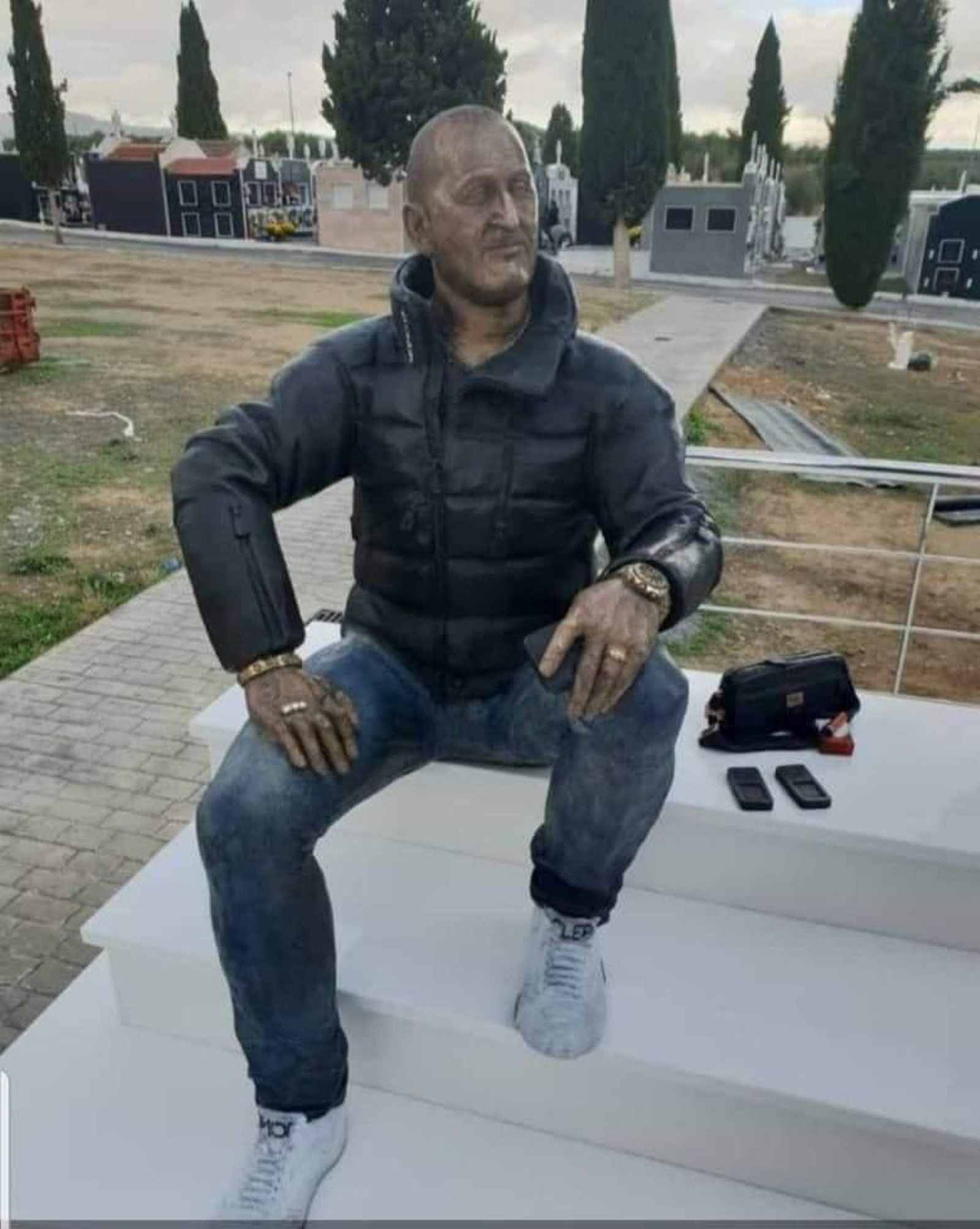 Estatua del fallecido en el cementerio de Pinos Puente Estatua del fallecido en el cementerio de Pinos Puente