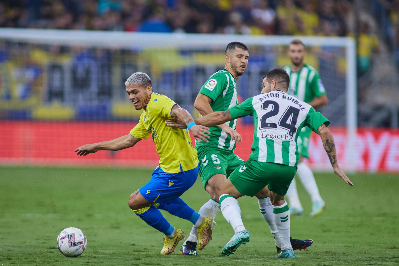 Aitor Ruibal y Guido Rodríguez tratan de frenar a Brian Ocampo.