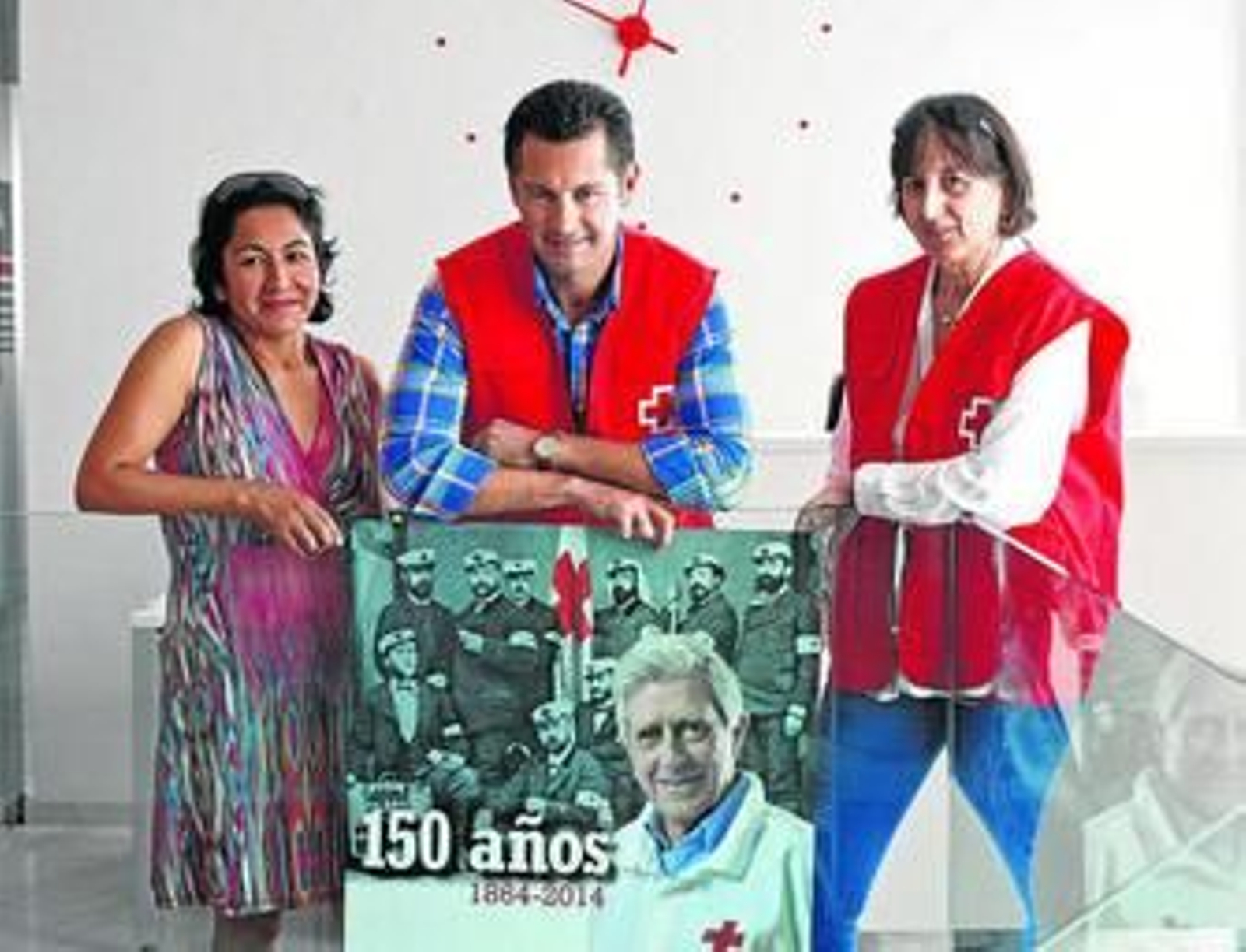 De izquierda a derecha, Eulogia Inés Barco, Adrián Pérez y Ana González en la sede de Cruz Roja.