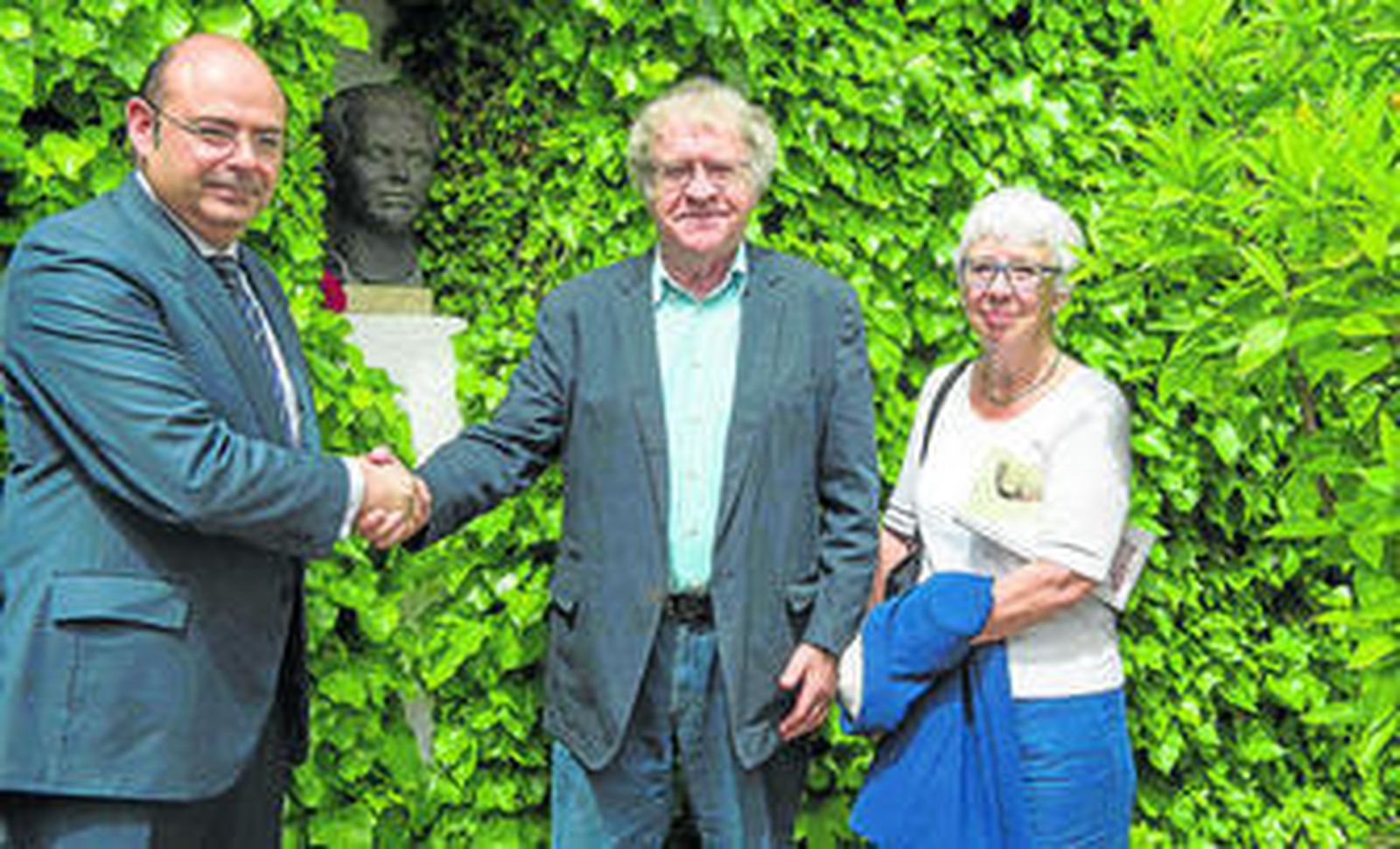 Sebastián Pérez, Ian Gibson y la mujer del hispanista, ayer en la casa de Lorca en Fuente Vaqueros.