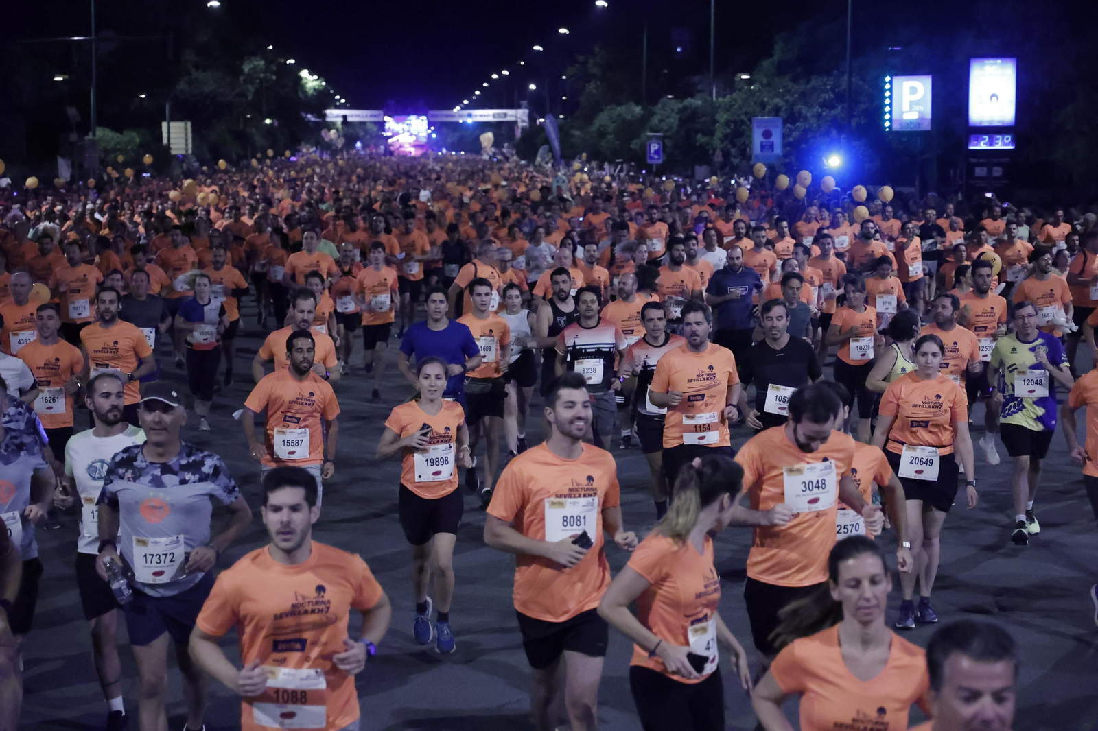 Búscate en la Carrera Nocturna de Sevilla (1)