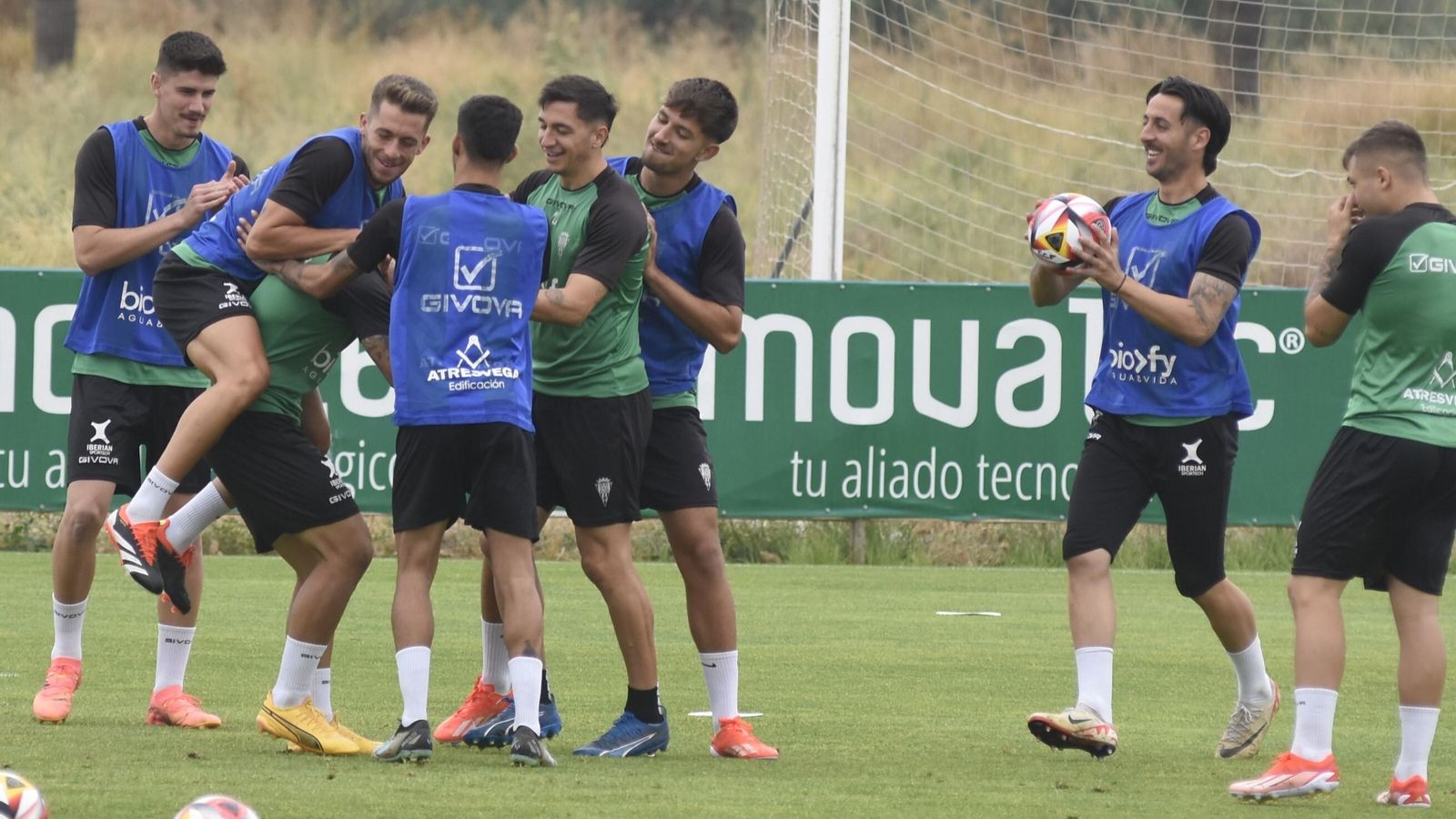 Los jugadores del Córdoba CF bromean en un momento del entrenamiento.