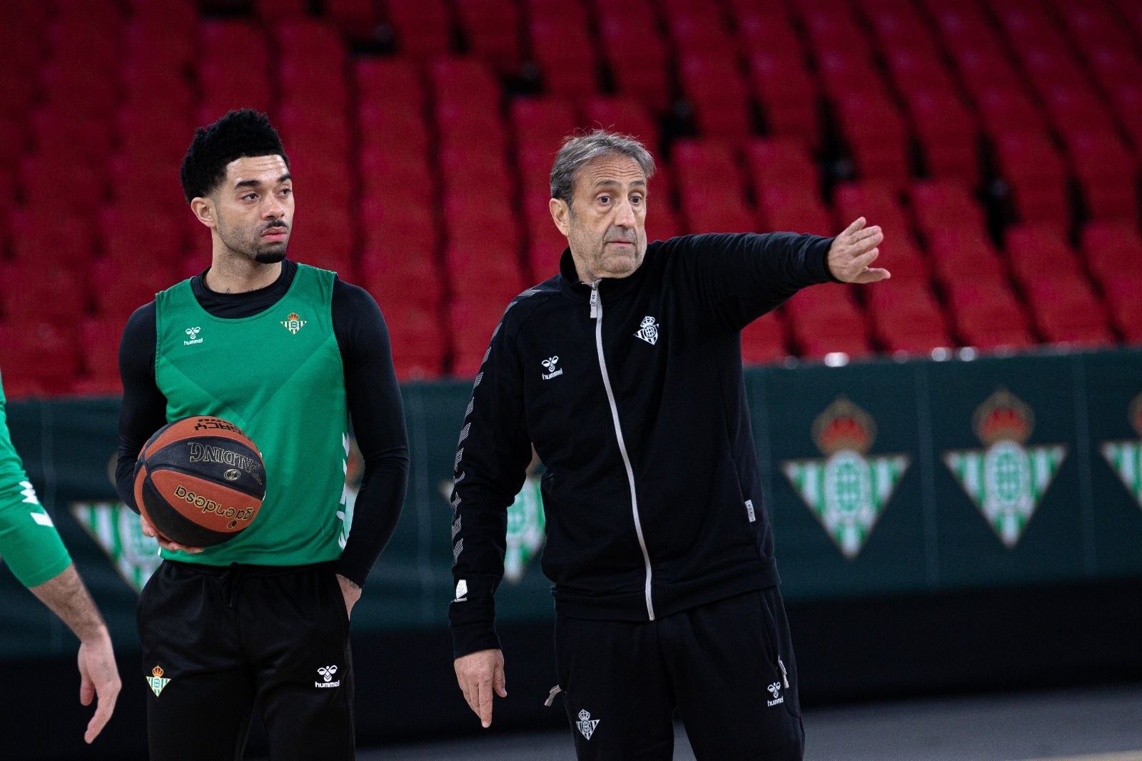Casimiro da instrucciones en un entrenamiento junto a Gray.
