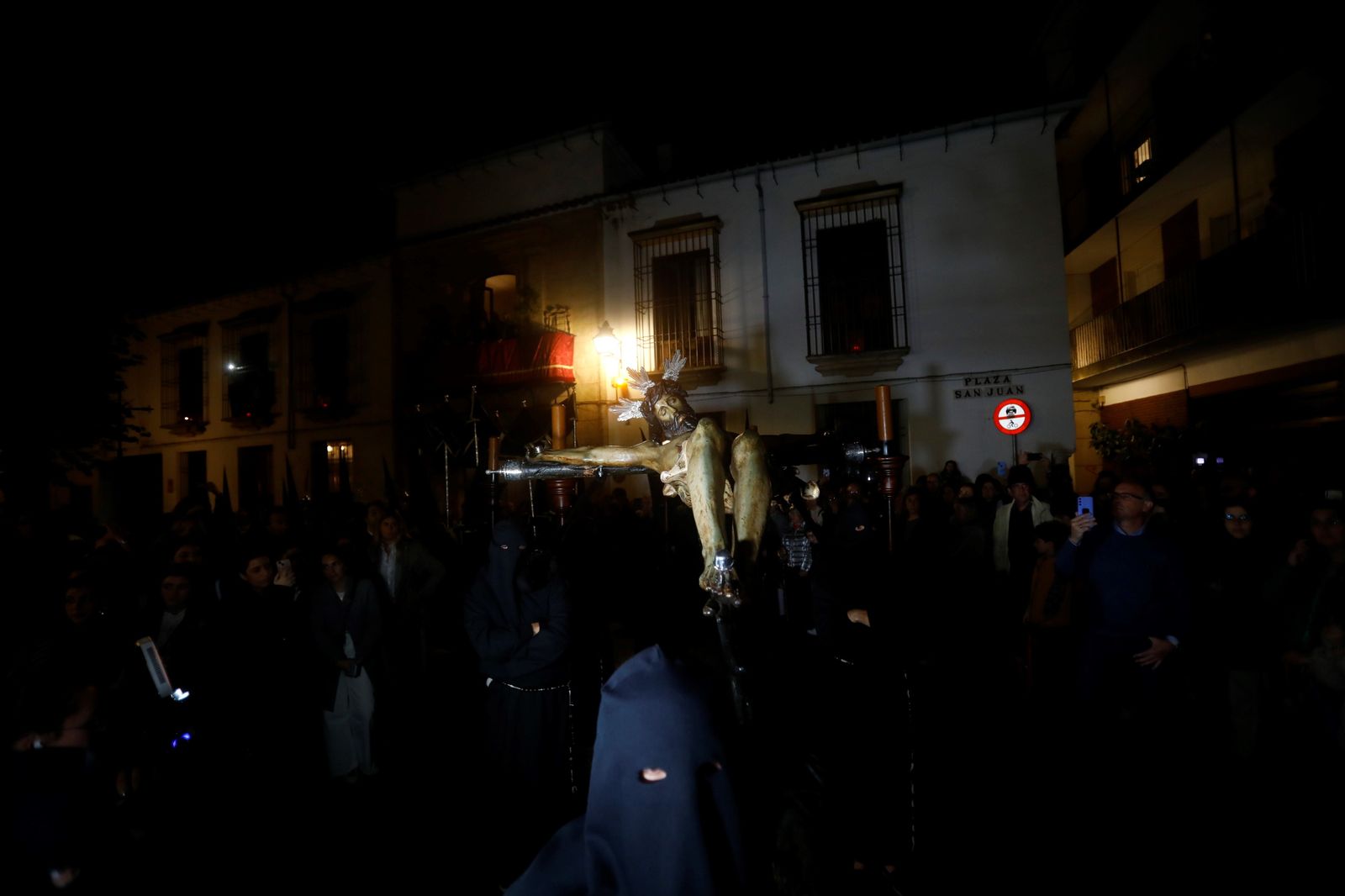 Las imágenes de la procesión del Vía Crucis de Córdoba este Lunes Santo