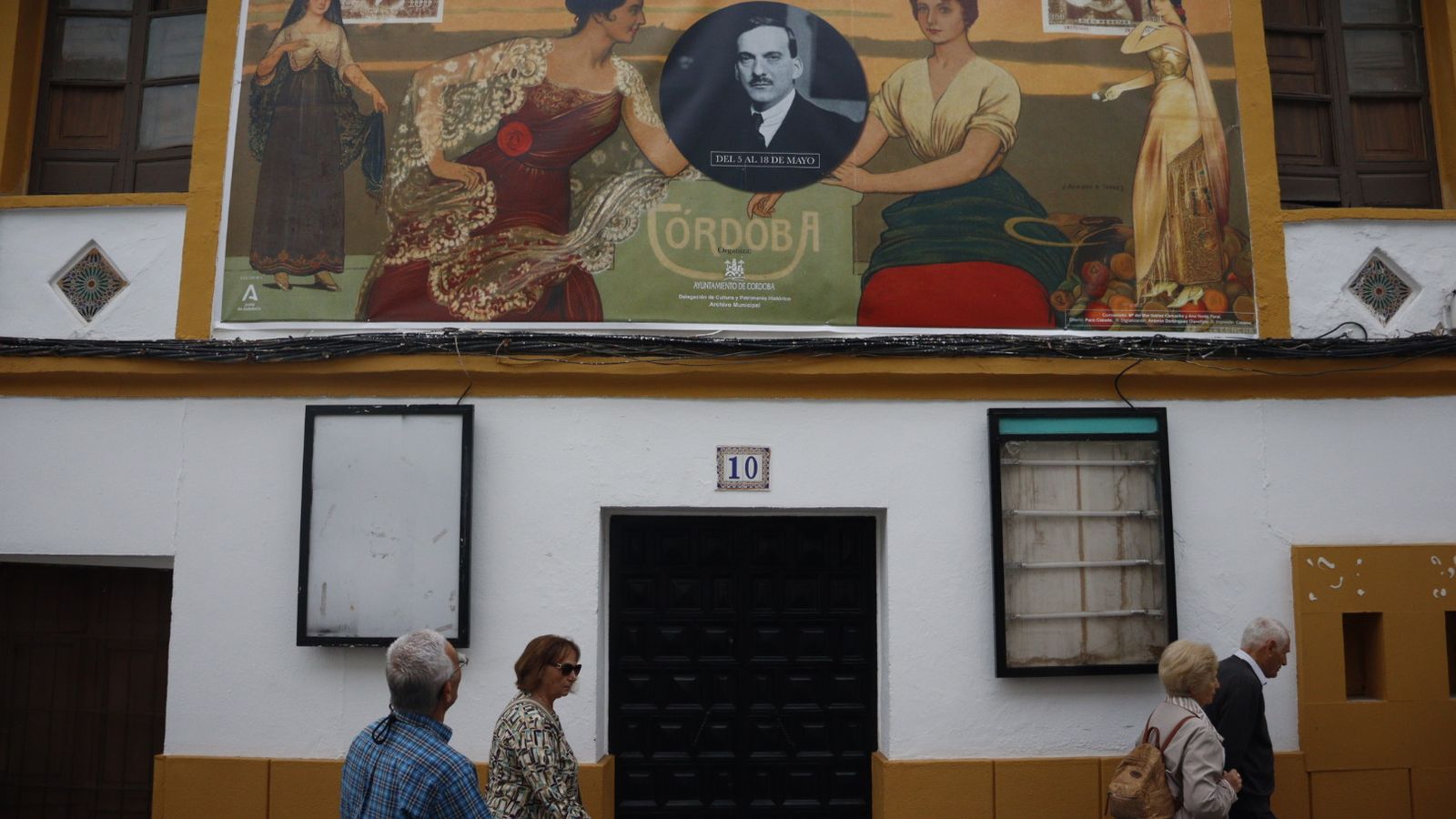 Cartel de la muestra sobre el pintor a la entrada del Cine Delicias.