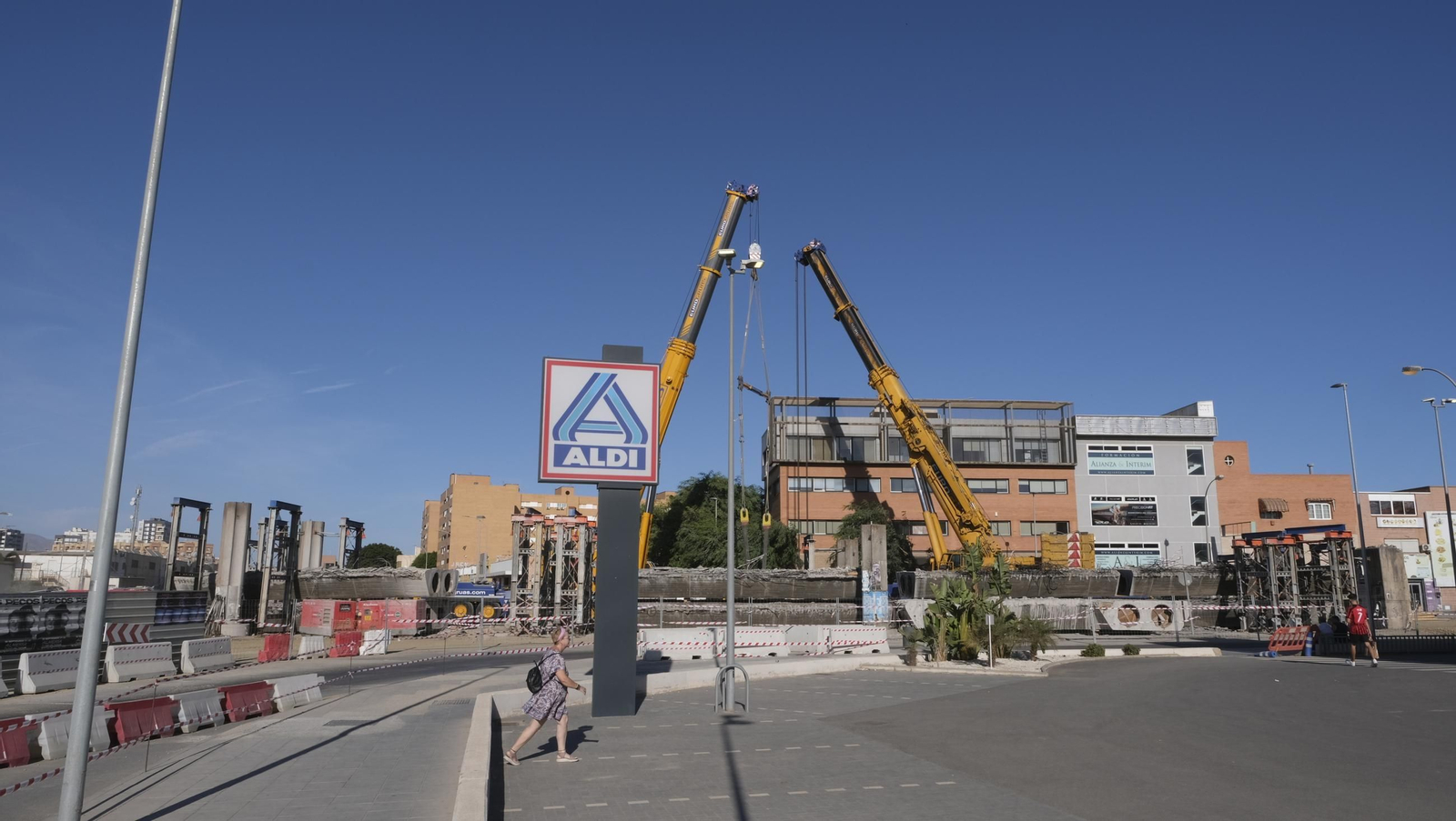 El Puente de la Avenida del Mediterráneo ya es historia, en imágenes