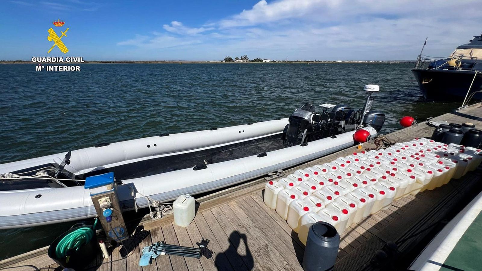 Petacas de carburante intervenidas a una mafia del narcotráfico.