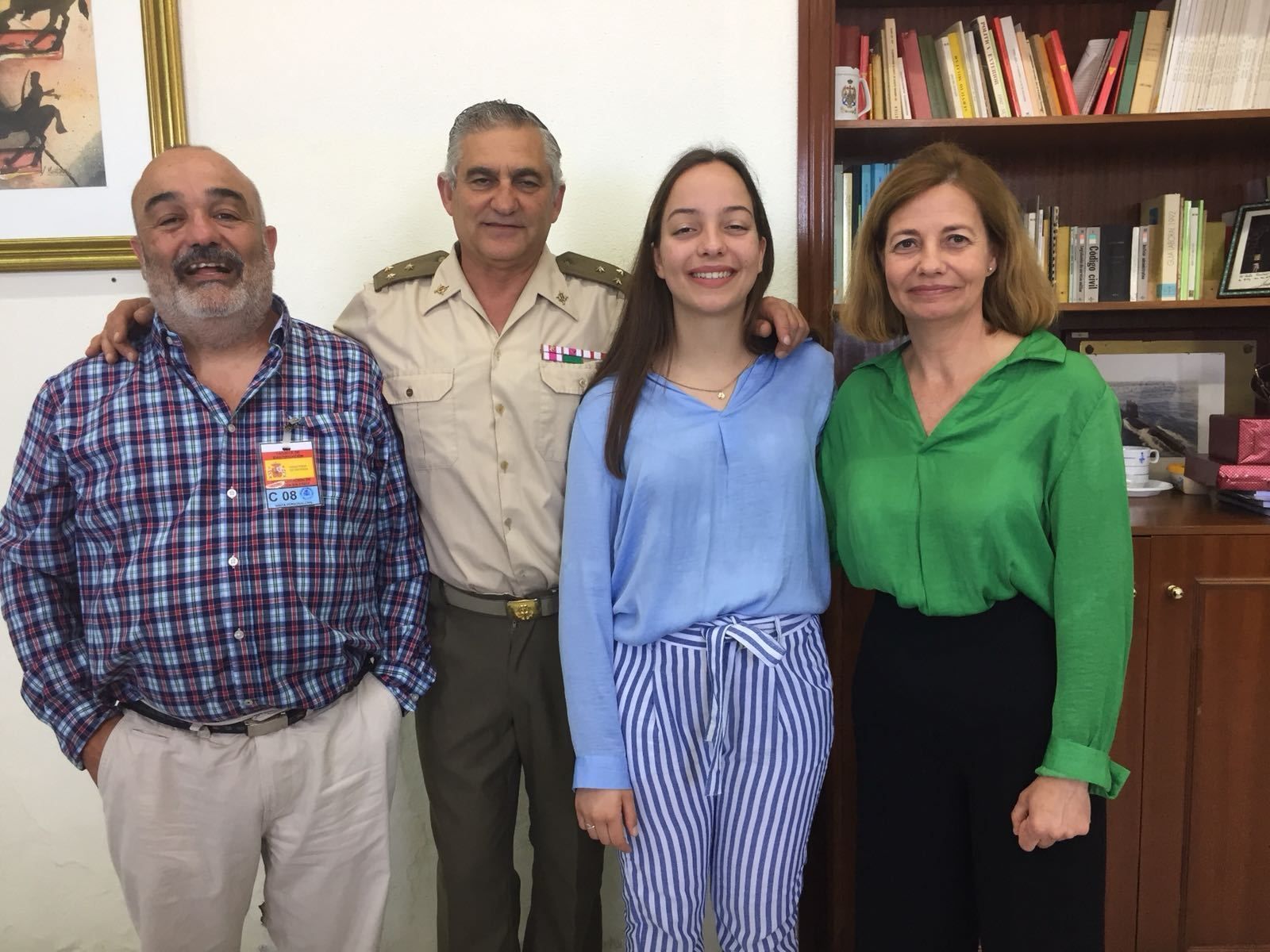 Marta Vega junto a sus padres, al recoger el premio del concurso de Defensa.