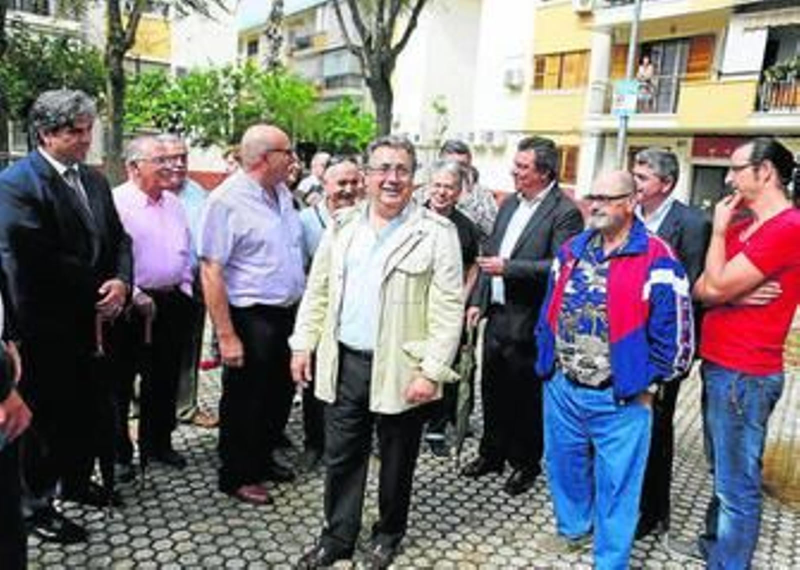Zoido, con los vecinos de la Plaza Bib Rambla de Parque Alcosa.