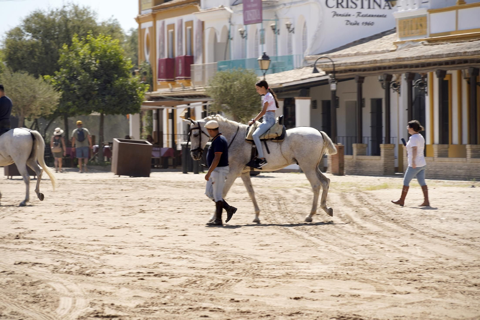 Imágenes del ambiente en la aldea durante el domingo de Rocío Chico