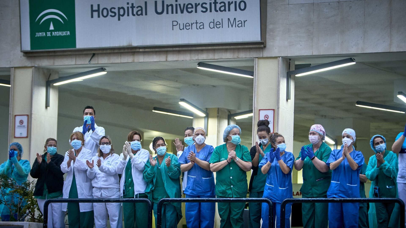 Momentos de emoción durante los aplausos de agradecimiento al personal sanitario del hospital 'Puerta del Mar'